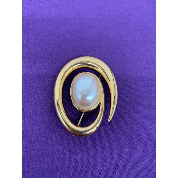 Minot Jewelry Minot Gold Tone Swirl With Faux Pearl Oval Brooch Pin